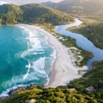 Vista aerea da enseada em meia-lua da Praia do Rosa em Santa Catarina