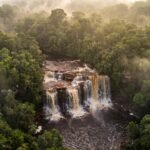 Vista aerea de uma cachoeira larga na floresta amazonica em Presidente Figueiredo