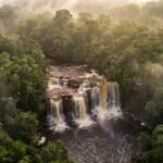 Vista aerea de uma cachoeira larga na floresta amazonica em Presidente Figueiredo