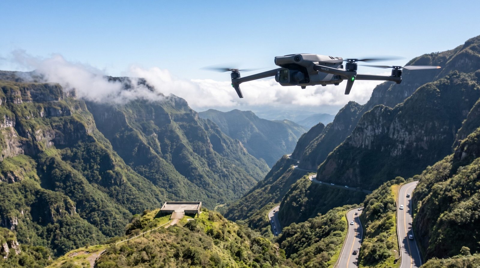 Drone DJI-style voando perto de um mirante da Serra do Rio do Rastro