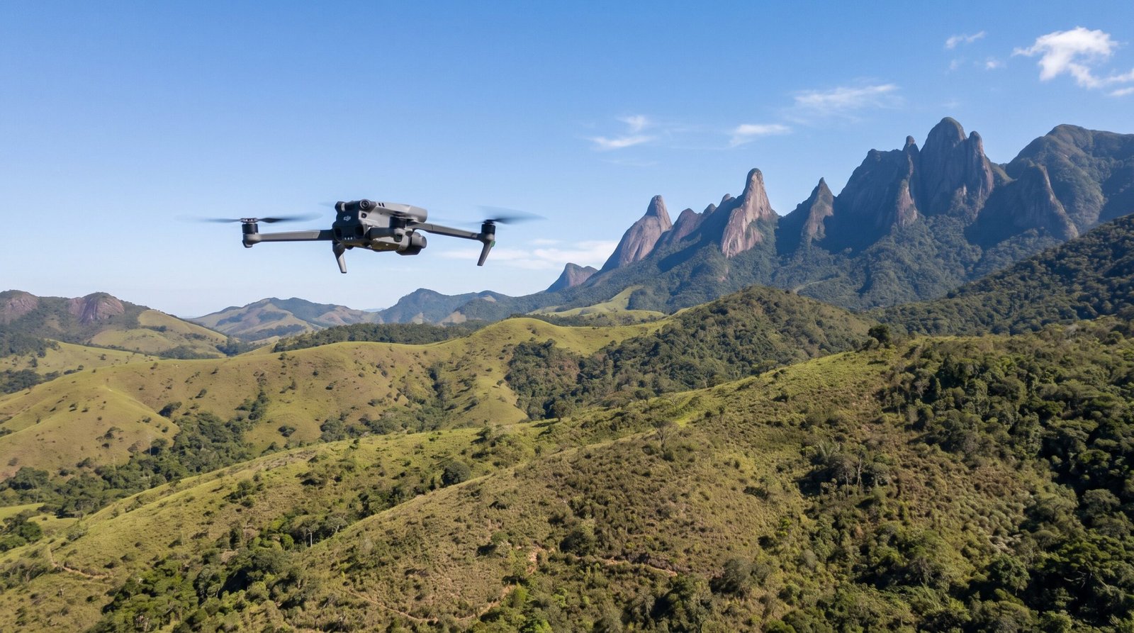 Drone DJI-style voando no entorno de Teresopolis com a Serra dos Orgaos ao fundo