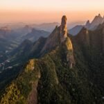 Vista aerea do Dedo de Deus e dos picos verdes da Serra dos Orgaos ao entardecer