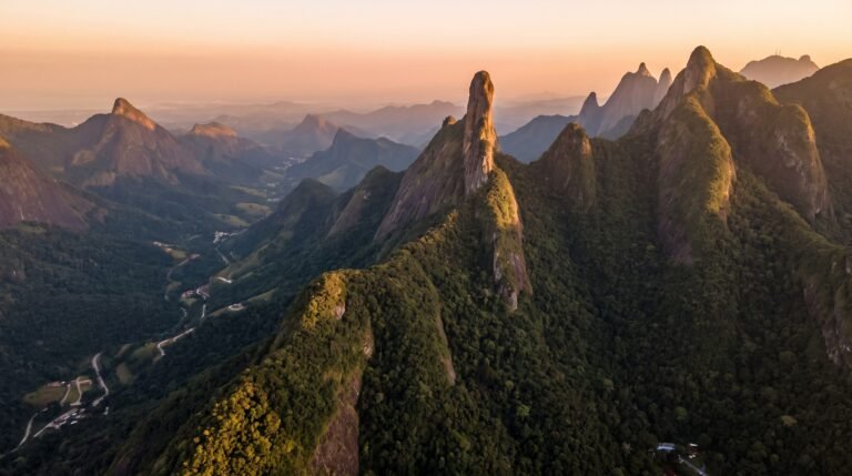 Vista aerea do Dedo de Deus e dos picos verdes da Serra dos Orgaos ao entardecer