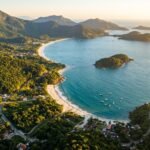 Vista aerea do litoral de Ubatuba com a Serra do Mar e as praias ao entardecer