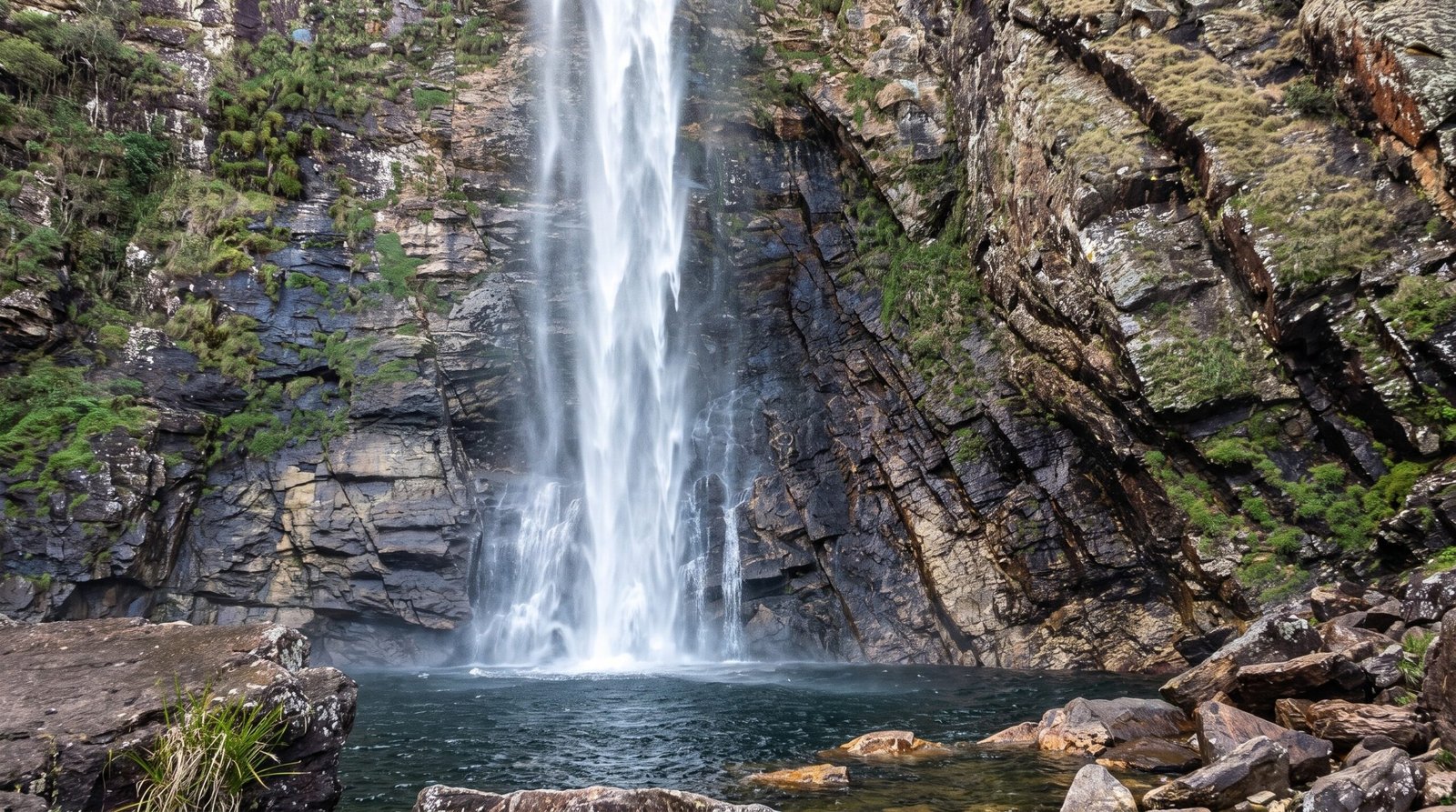 Cachoeira Casca d Anta na Serra da Canastra, queda de água sobre paredão rochoso