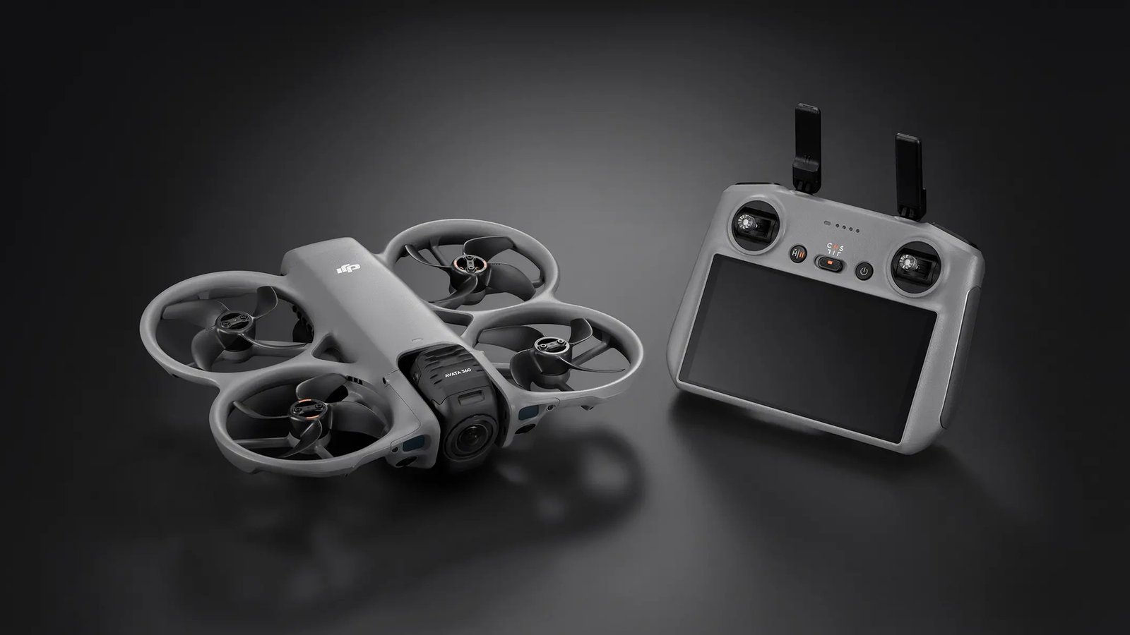 DJI Avata 360 e o controle com tela em foto oficial, detalhe da camera dupla