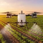 Drone agricola pulverizando sobre lavoura na hora dourada