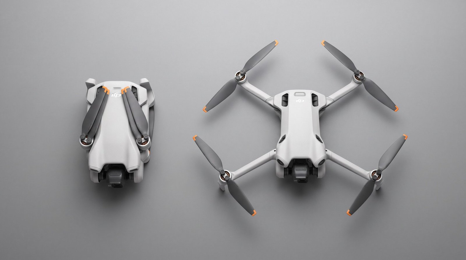 Dois drones leves lado a lado sobre superfície neutra