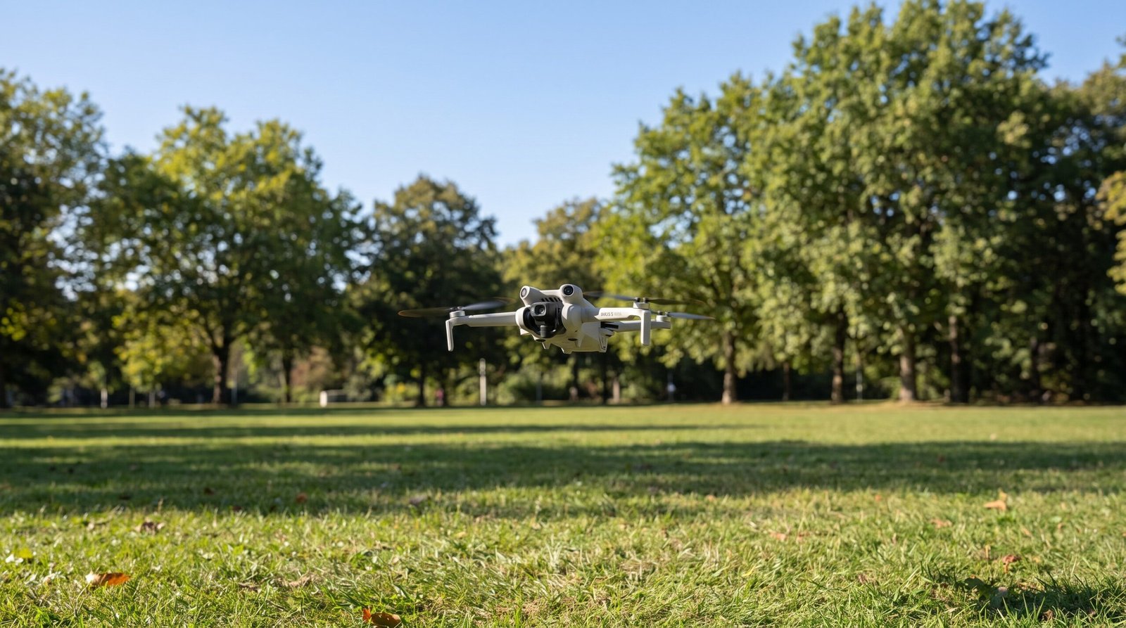 Drone leve voando baixo em parque urbano