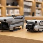 Dois drones dobrados de tamanhos diferentes lado a lado no balcão da loja