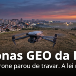 Drone DJI Mavic 3 pairando perto de uma cabeceira de pista ao entardecer, com a cidade ao lado