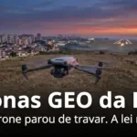 Drone DJI Mavic 3 pairando perto de uma cabeceira de pista ao entardecer, com a cidade ao lado