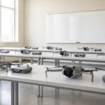 Drones pequenos sobre carteiras de uma sala de aula vazia