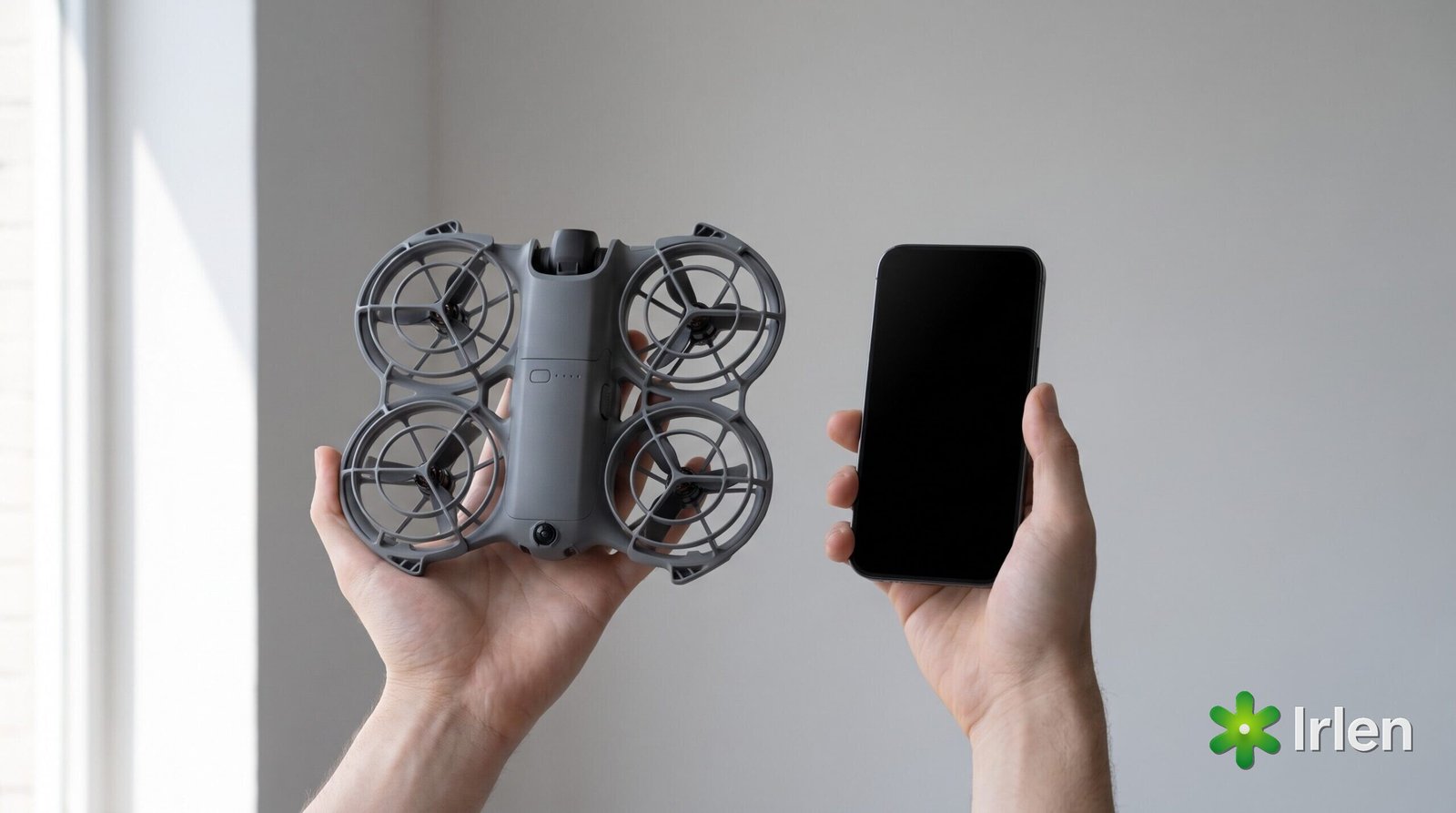Mão segurando um drone compacto da linha DJI Neo ao lado de um celular, para comparar o tamanho