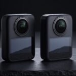 Duas câmeras 360 pretas idênticas lado a lado sobre uma superfície escura