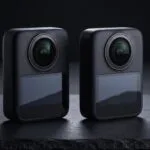 Duas câmeras 360 pretas idênticas lado a lado sobre uma superfície escura