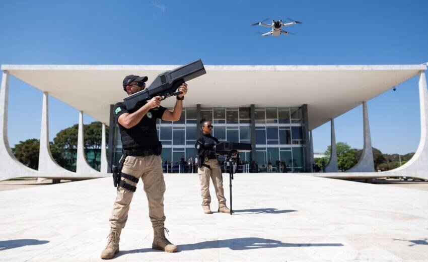 Drone abatido no STF: o que a arma antidrone faz de verdade, por que ninguém podia voar ali e o que acontece com o piloto (2026)