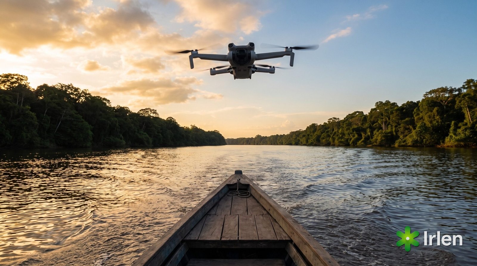 Drone voando alto sobre o rio com floresta nas duas margens