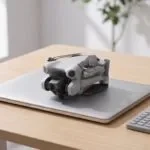 Drone sobre um notebook fechado em uma mesa de escritório