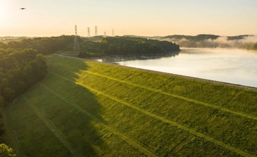 Inspeção de barragens com drone: o que a lei exige, onde o drone entra e como vender esse serviço (2026)