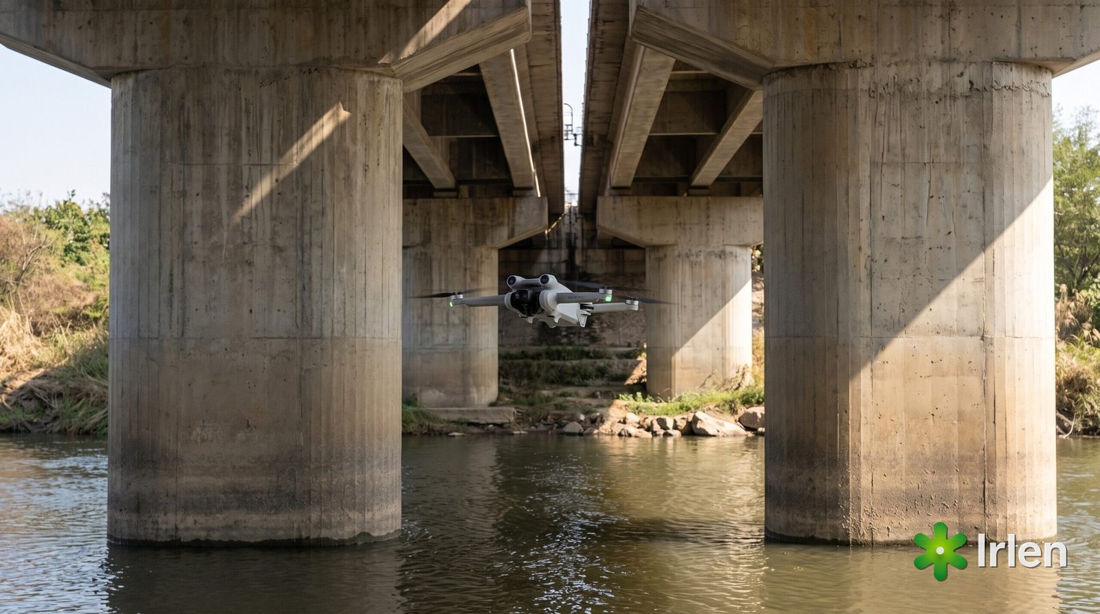 Drone voando sob a ponte entre os pilares sobre o rio
