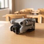 Drone sobre mesa de sala de aula com cadeiras ao fundo