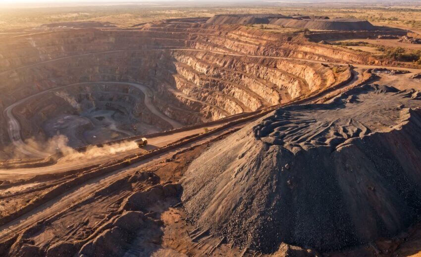 Mineração com drone: volumetria de pilha, monitoramento de talude e o que a mina contrata (2026)
