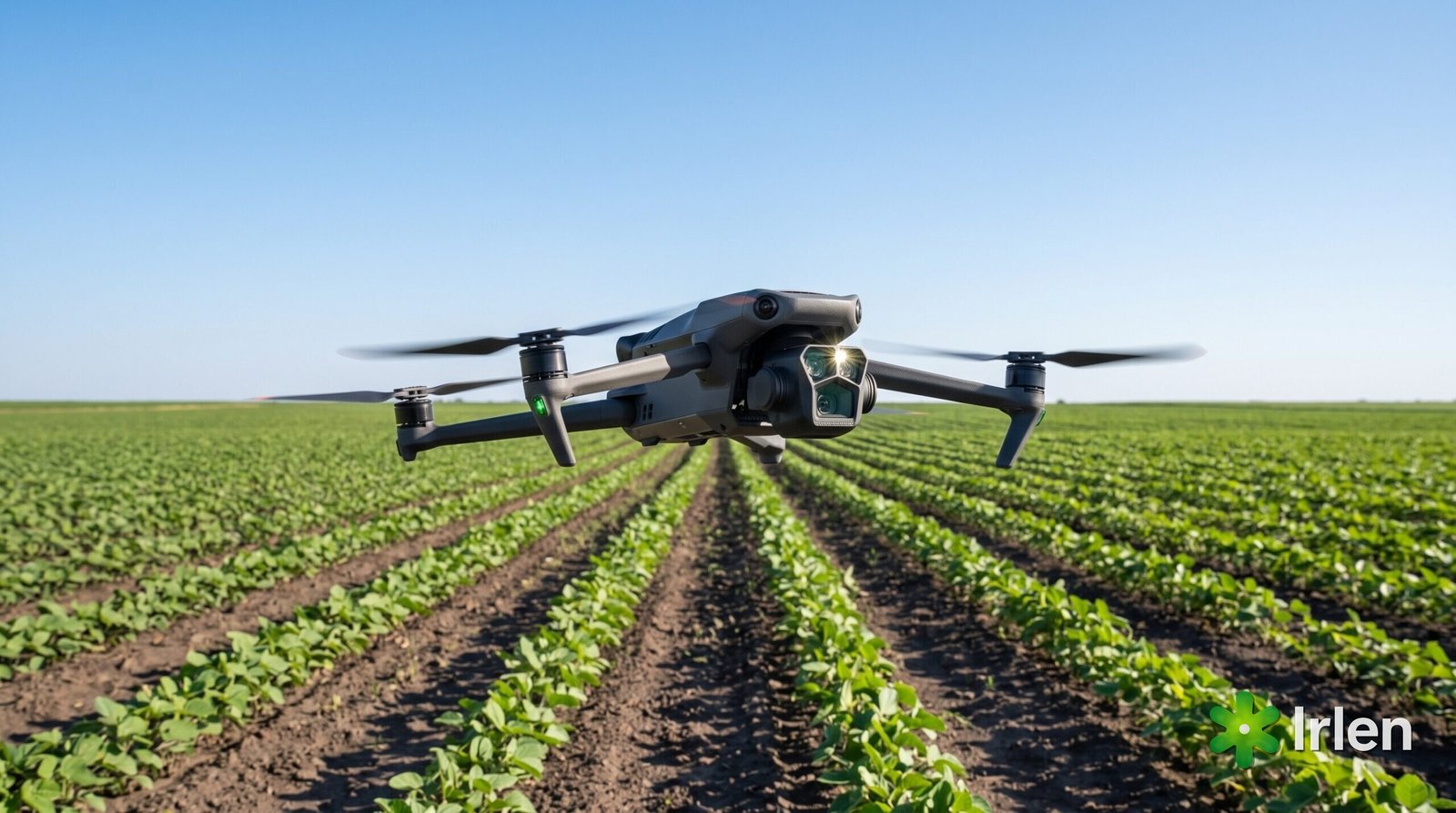 Drone multiespectral sobrevoando linhas de lavoura pela manhã