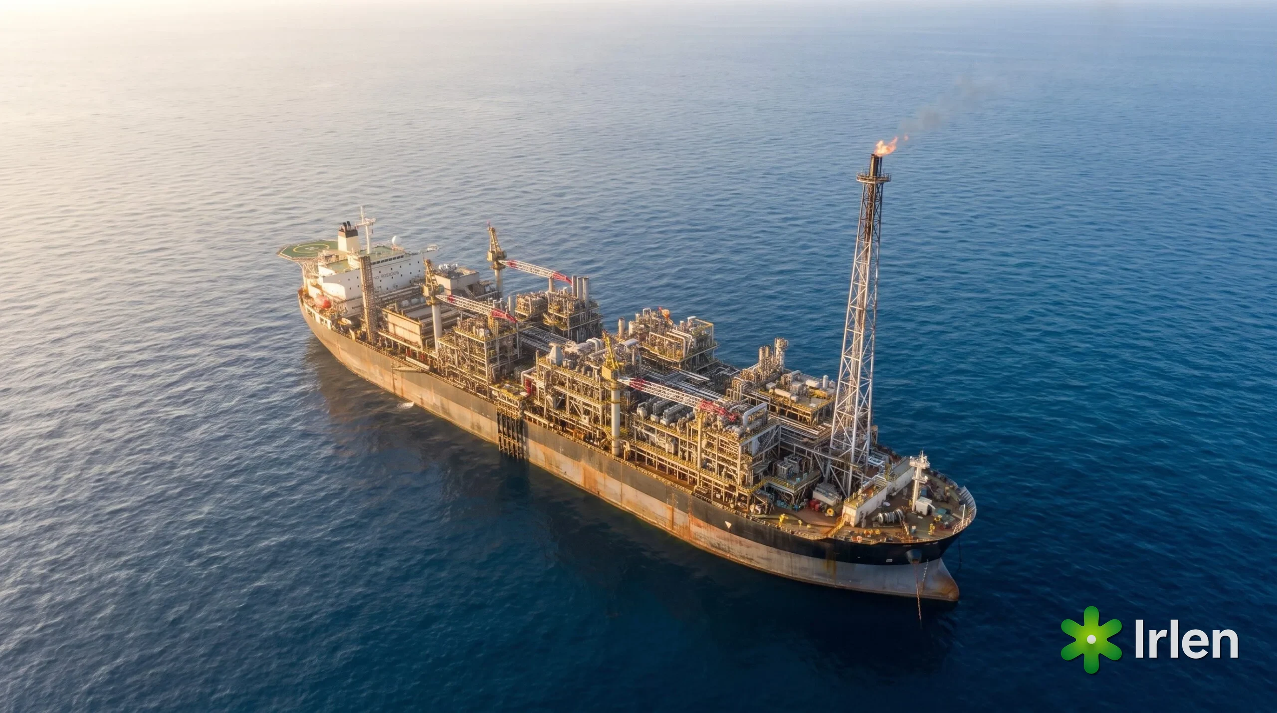 Vista aérea de uma plataforma FPSO em alto-mar