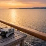 Drone dobrado sobre mesa no convés de um navio de cruzeiro