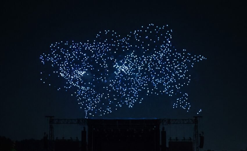 Show de drones: como funciona o espetáculo de 1.500 drones do Rock in Rio, o que a norma brasileira exige e quanto custa contratar um (2026)