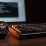 Watch face Claude Code no Amazfit T-Rex 3 sobre a mesa de um desenvolvedor