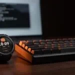 Watch face Claude Code no Amazfit T-Rex 3 sobre a mesa de um desenvolvedor