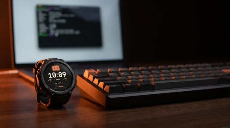 Watch face Claude Code no Amazfit T-Rex 3 sobre a mesa de um desenvolvedor