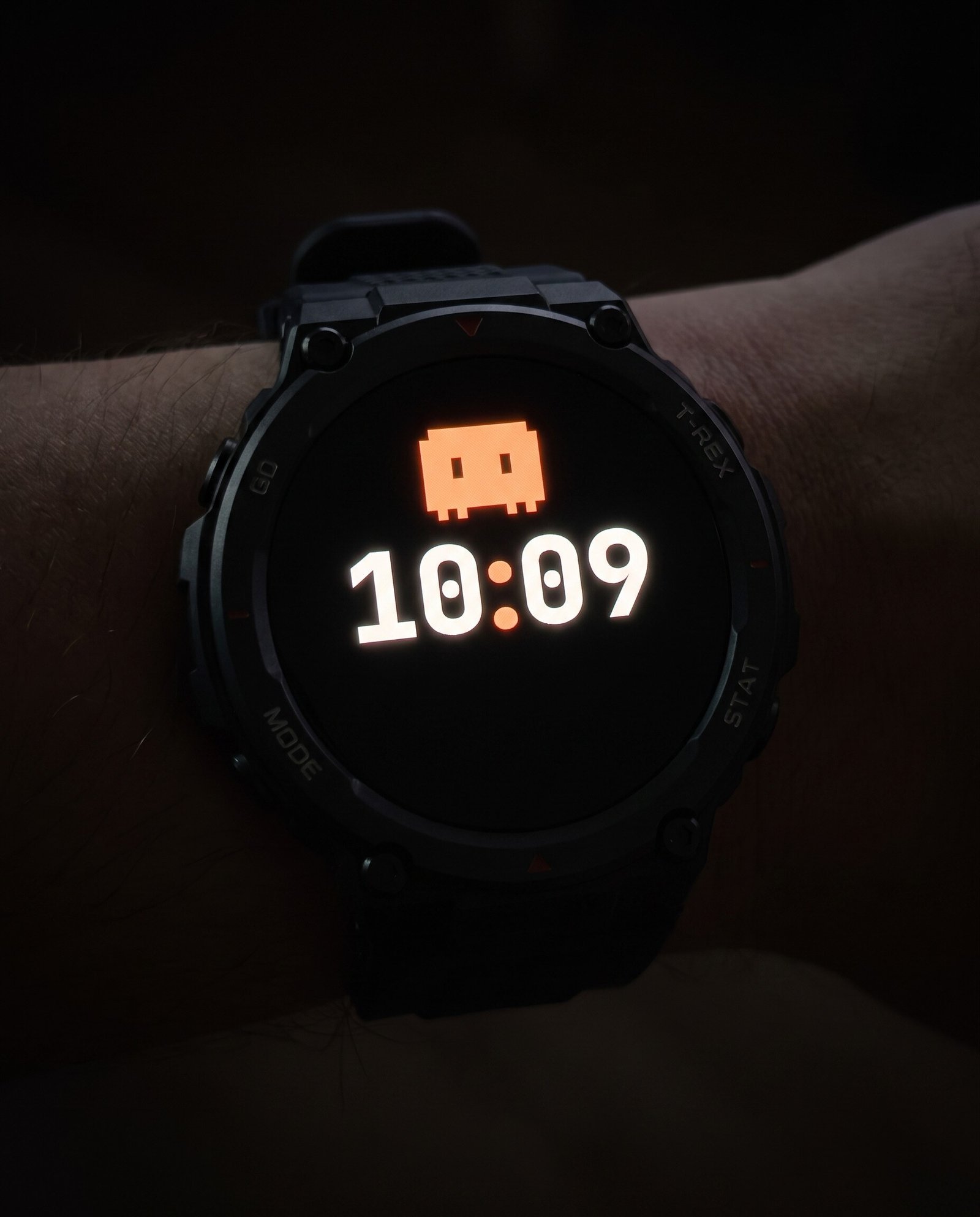 Modo always-on da watch face Claude Code no escuro: Clawd e hora sobre fundo preto