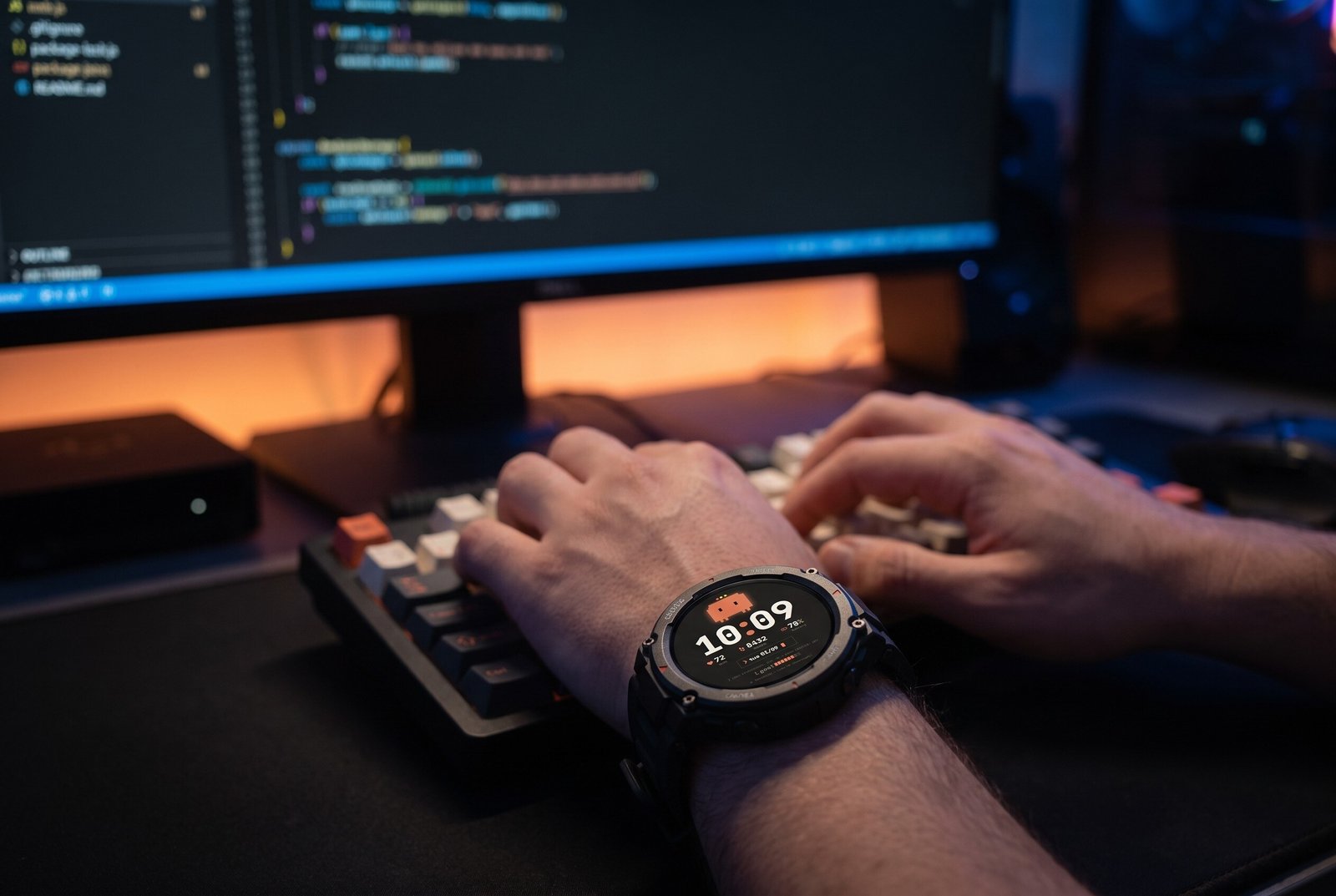 Desenvolvedor digitando com o Amazfit T-Rex 3 mostrando a watch face Claude Code