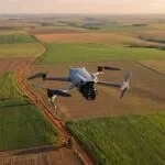 Drone DJI Air 3S sobrevoando lavouras no interior do Brasil num voo de mapeamento