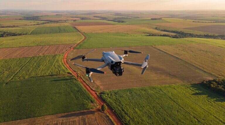 Drone DJI Air 3S sobrevoando lavouras no interior do Brasil num voo de mapeamento