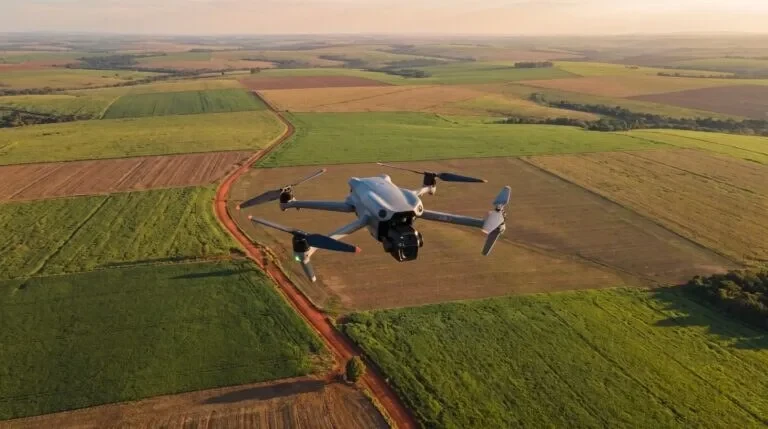 Drone DJI Air 3S sobrevoando lavouras no interior do Brasil num voo de mapeamento