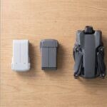 DJI Mini 5 Pro dobrado ao lado de uma bateria do Mini 4 Pro e de uma bateria do Mini 5 Pro
