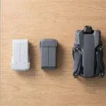 DJI Mini 5 Pro dobrado ao lado de uma bateria do Mini 4 Pro e de uma bateria do Mini 5 Pro