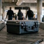Case rígido de equipamento com um amassado na esteira de bagagem do aeroporto