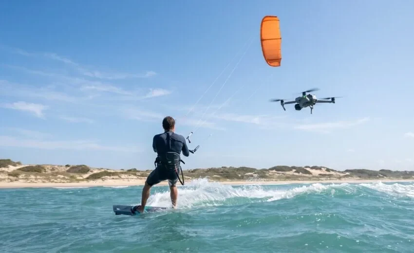 Filmar kitesurf com drone dá dinheiro? Como cobrar, a distância do atleta e dos banhistas e o que a lei exige (2026)