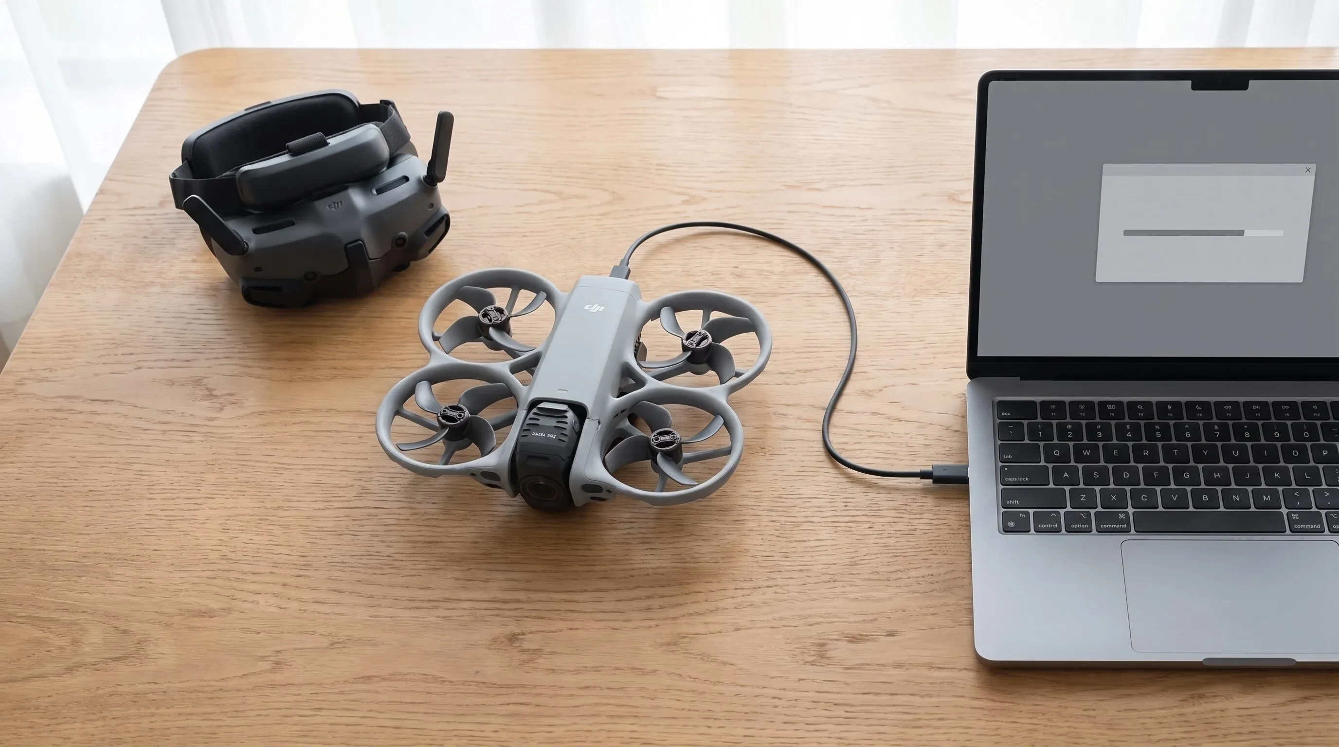 Drone DJI Avata 360 ligado por cabo USB-C a um notebook durante a atualização de firmware