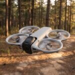 Drone DJI Avata 360 voando baixo sobre uma trilha de floresta no fim da tarde