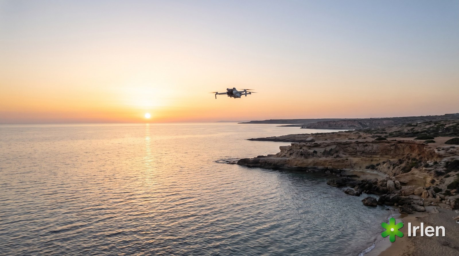 Drone DJI Mini 4 Pro no ar sobre o mar na golden hour, com o céu laranja e azul