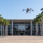 Drone DJI Matrice 350 RTK sobrevoando a praça em frente a uma prefeitura