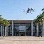Drone DJI Matrice 350 RTK sobrevoando a praça em frente a uma prefeitura