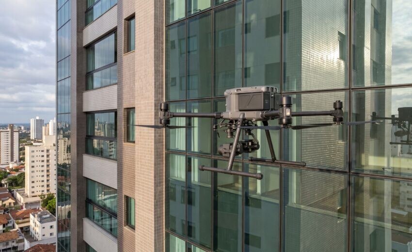Limpeza de fachada com drone: quanto custa, o que a lei exige e o que o síndico deve pedir (2026)