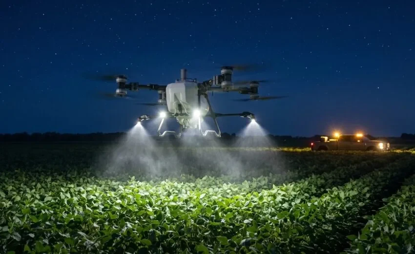 Pulverização com drone à noite pode? As luzes que o DECEA exige, o adicional noturno de 25% e o que a lei veta (2026)